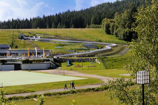  Olympia Sport- und Kongresszentrum mit der Wildwasserrutsche und der neuen SilverStar - Familienrutsche