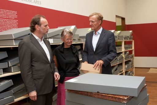 Vorschau Bild von Direktor Schröder, stv. Direktorin Dr. Maria Luise Sternath und ehem. Stellvertreter Dr. Weidinger, Baubeauftragter und Projektverantwortlicher für die Ausstattung des Zentraldepots besichtigen die Unterbringung der Sammlung in einem provisorischen Zwischendepot.