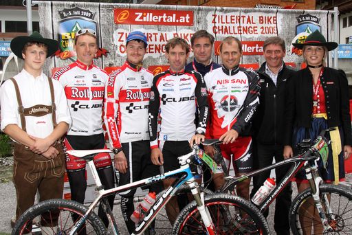 Vorschau Bild von Die Sieger und Veranstalter der Zillertal Bike Challenge 2009  Benjamin Rudiger (4. Platz), Frank Lehmann (3. Platz), Silvio Wieltschnig (1. Platz), Gernot Paesold, GF Zillertal Tourismus GmbH, Carsten Bresser (2. Platz), Klaus Dengg, GF Zillertaler Gletscherbahn (v.l.) umrahmt vom Almdudler Trachtenpärchen.