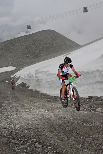 Silvio Wieltschnig, der Gewinner der ersten Zillertal BIke Challenge, auf den letzten Meter vor dem Ziel. Dahinter der Zweitplatzierte Carsten Bresser.