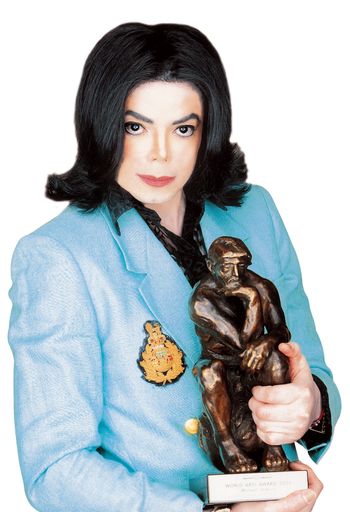 Michael Jackson mit dem "World Arts Awards", der ihm anläßlich der WORLD AWARDS 2002 verliehen wurde.