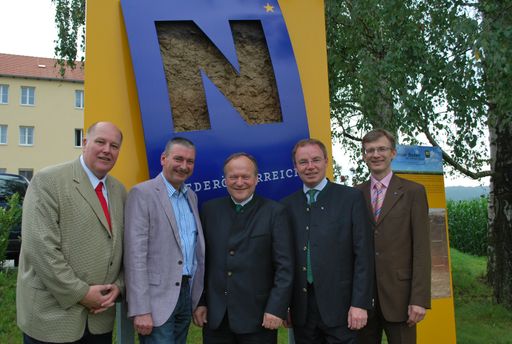  Im Bild v.l.n.r.: Geschäftsführer DI Manfred Swoboda (Arge Kompost und Biogas), Bgm. Rudolf Friewald, LK-Präsident NR Ing. Hermann Schultes, Landesrat Dr. Stephan Pernkopf und DI Christian Steiner (Abteilung Landentwicklung) bei der Enthüllung des NÖ Bodenzeichens in Mold.