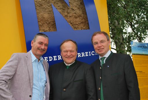 Vorschau Bild von Im Bild v.l.n.r.: Bgm. Rudolf Friewald, LK-Präsident NR Ing. Hermann Schultes und Landesrat Dr. Stephan Pernkopf bei der Enthüllung des NÖ Bodenzeichens in Mold.
