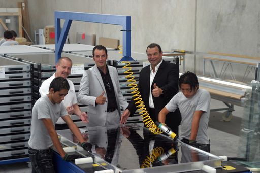 Im Bild (v.l.n.r.): Klaus Maier (General Manager KIOTO S.A. de C.V.), Marlon Rechberger (Vertriebsdirektor KIOTO S.A. de C.V.) und Robert Kanduth (Vorstandsvorsitzender KIOTO Clear Energy AG, Geschäftsführer GREENoneTEC) in der neuen Produktionsstätte.