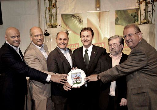 http://pressefotos.at/m.php?g=1&u=38&dir=200907&e=20090706_b&a=event
Eröffnung: BILLA Fleischzerlegebetrieb Traiskirchen - im Bild v.l.n.r.: Volker Hornsteiner (Vorstandssprecher der BILLA AG), Frank Hensel(Vorstandsvorsitzender der REWE International AG), Wolfgang Sobotka (LH Stellvertreter NÖ), Niki Berlakovich (BM für Land- und Forstwirtschaft, Umwelt und Wasserwirtschaft), Fritz Knotzer (Bürgermeister von Traiskirchen)