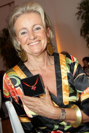 Vorschau Bild von http://pressefotos.at/m.php?g=1&u=43&dir=200907&e=20090706_p&a=event
Charity-Schmuckstück zum 150 Jahr Jubiläum des Roten Kreuzes - Pierre Lang präsentiert exklusives Charity-Collier beim Jubiläums-Event des Roten Kreuzes im Schloss Schönbrunn. Im Bild: Frau KR Dkfm. Elisabeth Gürtler (Chefin der Spanischen Hofreitschule sowie des Hotels Sacher in Wien)