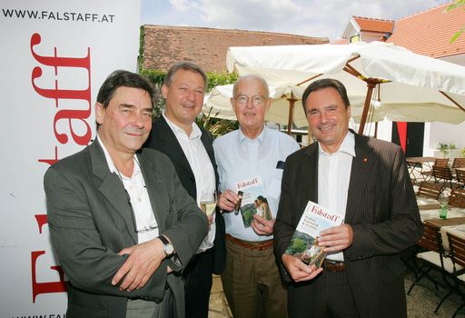 http://pressefotos.at/m.php?g=1&u=68&dir=200907&e=20090707_f&a=event
Anlässlich des Haydn-Jahres mit seinem reichhaltigen Kulturprogramm veröffentlichte der Falstaff-Verlag unlängst ein Sonderheft, den Kultur- und Kulinarik-Guide für das Burgenland. Im Bild v.l.n.r.: Walter Schmögner (Künstler), Eduard Kutrowatz (Liszt Festival Indentant), Helmut Romé (Falstaff Herausgeber) und Helmut Bieler (Landesrat)