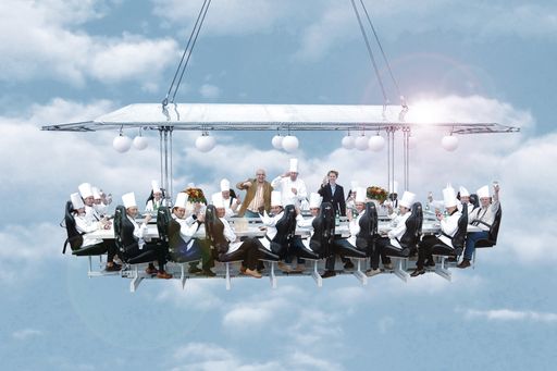 Ganz schön abgehoben: Ein Tisch, ein Kran, 16 Stahlseile, 22 Personen, 50 Meter Höhe - das ist "Dinner in the Sky". Das schwebende Restaurant geht erstmals von 10. bis 12. Juli '09 über Wien in die Luft. Der Erlebnisvermittler MYDAYS macht magische Momente für Schwindelfreie möglich