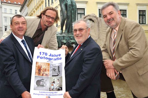  http://pressefotos.at/m.php?g=1&u=38&dir=200907&e=20090708_n&a=event
Pressekonferenz der Sparte Gewerbe und Handwerk WKNÖ - v.l.n.r. Dr. Walter Bornett (KMU Forschung Austria), Christian Schörg (Landesinnungsmeister-Stv. der Fotografen NÖ). KommR Ing. Josef Breiter (Obmann der Sparte Gewerbe & Handwerk NÖ), Josef Henk (Landesinnungsmeister der Fotografen NÖ)