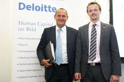  http://pressefotos.at/m.php?g=1&u=43&dir=200907&e=20090708_d&a=event
"Die fetten Jahre sind vorbei" - Bankengehaltsstudie 2009: Variable Bezüge sinken - Im Bild v.l.n.r. Mag. Christian Havranek (Deloitte Compensation-/Performance Management) und Mag. Georg Jurceka (Deloitte Human Capital)
