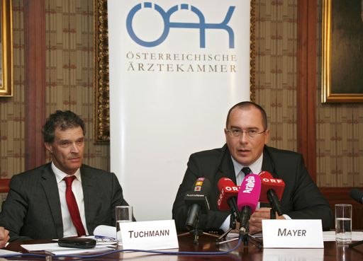 Pressekonferenz "Höher, schneller, weiter - Österreichs Spitalsärztinnen und Spitalsärzte unter steigendem Leistungsdruck". Daten und Fakten zum Spitalswesen in Österreich Im Bild: Dr. Harald Mayer, Vizepräsident Österreichische Ärztekammer, Obmann Bundeskurie Angestellte Ärzte (rechts) Prim. Univ.- Prof. Dr. Albert Tuchmann, Präsident Österreichische Gesellschaft für Chirurgie (links)
