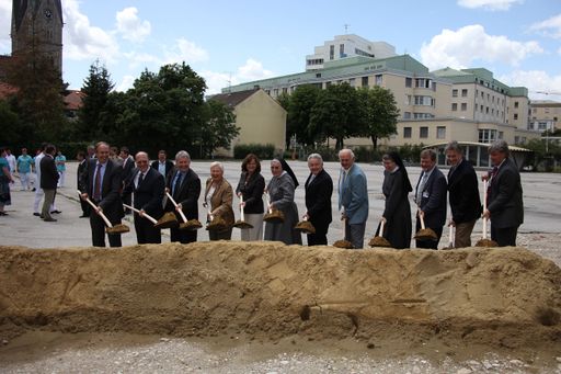 http://pressefotos.at/m.php?g=1&u=54&dir=200907&e=20090708_k&a=event
Im Bild v.l.n.r.: Mag. Dietbert Timmerer (Klinikum), Prim. Dr. Wolfgang Artmann (Klinikum), Mag. Gerhard Posch (Aufsichtsrat Klinikum), Anna Eisenrauch, Dr. Silvia Stöger, Sr. Maria Bosco Zechner, Landeshauptmann Dr. Josef Pühringer, Dr. Peter Koits, Sr. Franziska Buttinger, Prim. Dr. Elmar Windhager, Prim. Dr.Walter Aichinger, Mag. Raimund Kaplinger (Geschäftsführung Klinikum)