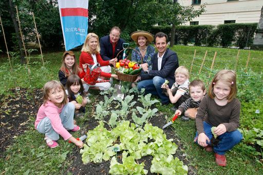 http://pressefotos.at/m.php?g=1&u=52&dir=200907&e=20090708_a&a=event
Kinder des Kindergartens Linzer Straße 417 beim ernten ihres ersten selbstgepflanzten Gemüse mit Mag. Karin Silberbauer (AMA Managerin für Obst und Gemüse), Erich Panner (Schulgarten Kagran, MA 42), Mag. Hermine Hackl (Vizepräsidentin der Naturschutzplattform BIOSA) und Stadtrat Christian Oxonitsch (v.l.n.r.)