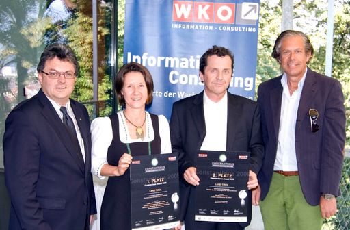 Vorschau Bild von WK-Präsident Jürgen Bodenseer (rechts) und UBIT-Obmann Christian Putzer (links) mit den Gewinnern der Constantinus-Landespreise, Brigitte Hainzer, 1.Platz, und Anton Stabentheiner, Firma Dasta, 2. Platz (Mitte von links).