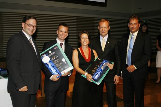 Brigitte Hainzer nimmt den Preis von Constantinus-Präsident und Alcatel-Lucent-Generaldirektor Harald Himmer (2.v.l.) und UBIT-Fachverbandsobmann Alfred Harl, CMC entgegen (2.v.r.)