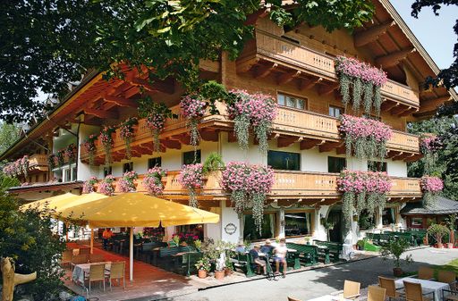 Vorschau Bild von Am Rasmushof verbinden sich 4 Sterne de Luxe, die Leidenschaft für das Golfspiel und Tiroler Charme.