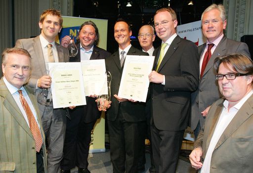 http://pressefotos.at/m.php?g=1&u=68&dir=200907&e=20090708_f&a=event
Seit vielen Jahren widmet das Falstaff-Magazin dem Grünen Veltliner aus Niederösterreich einen eigenen Grand Prix, um dem klaren, unverfälschten Sortentypus eine Bühne zu geben. Im Bild v.l.n.r.: Weinbaupräsident DI Josef Pleil, Markus Huber (2. Platz), .Bernhard Ott (3. Platz), Herwig Hauleitner (1. Platz), Falstaff- .Herausgeber Dr. Helmut Romé, Landesrat Dr. Stephan Pernkopf, .Generaldirektor NÖ-Versicherung Dr. Hubert Schultes und Falstaff- .Chefredakteur Peter Moser.