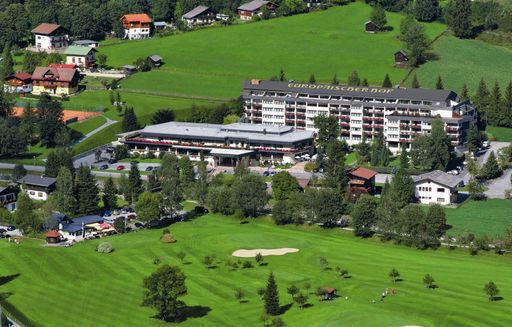  Die weltbesten Profis im Damentennis werden dieses Jahr erstmals auf dem Center Court des Hotels Europäischer Hofgegeneinander antreten.