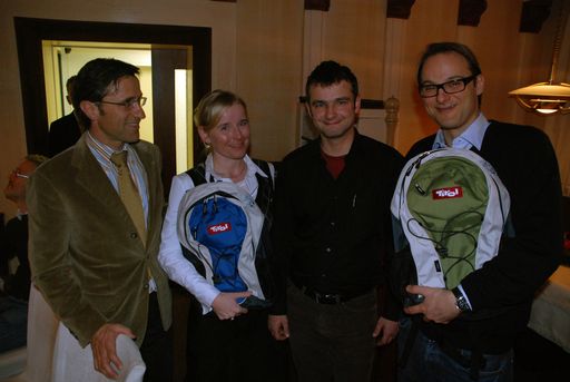 Er entschied Berg.Welten.Wort im vergangenen Jahr für sich: Wolfgang Bauer gewann 2008 mit "Auf heimlicher Hatz". Zur Auszeichnung gratulierten Josef Margreiter von der Tirol Werbung, sowie die Top-Gelisteten Evelyn Finger und Andreas Wenderoth (von links).