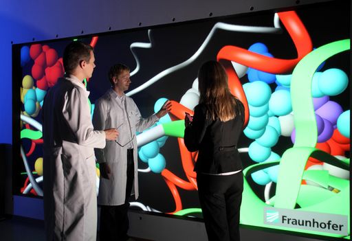 Molekularbiologie ist eine wichtige Grundlagenforschung. Mit ihr ist es möglich, die Ursachen von Krankheiten zu erkennen und die Wirkungsweise von Medikamenten zu verbessern. Die Software des DFG-Projektes BioBrowser von Fraunhofer Austria Visual Computing errechnet vollautomatisch aus den Forschungsdaten der Molekularbiologen 3D-Modelle kompliziert aufgebauter Proteine. Diese können die Wissenschaftler dann beliebig vergrößern und aus allen Winkeln betrachten. Detaillierte Rückschlüsse für die Forschung und konkrete medizinische Anwendungen werden hierdurch möglich.