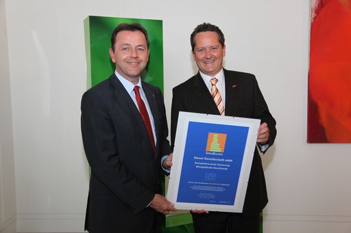 V.l.n.r.: Umweltminister DI Nikolaus Berlakovich übergibt Hoval Österreich Geschäftsführer Ing. Christian Hofer die Urkunde zum "GreenBuilding Award".