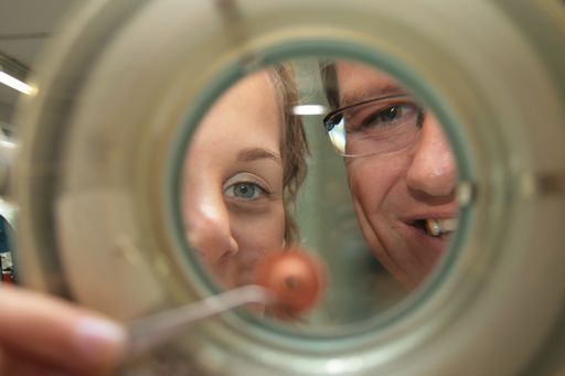 Forschungsassistentin DI (FH) Stephanie Fischer und Studiengangsleiter DI Wolfgang Haindl von der Fachhochschule Wiener Neustadt forschen mit Kollegen aktuell an drei EU-Forschungsprojekten im Bereich Mikrotechnologien.