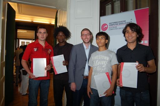 Vorschau Bild von 4 Kursteilnehmer mit ihrem engagierten bit-Kurstrainer Felix Rudi Hirschfeld