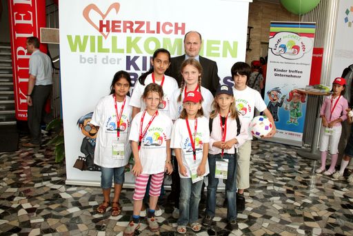 Mag. Nikolaus Angermayr mit teilnehmenden Kíndern der Business Week 2009