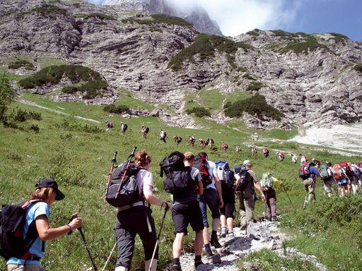 Der weit über die Grenzen hinaus bekannte Karwendelmarsch erlebt nach 1990 eine Neuauflage. Am 12. September laden die Olympiaregion Seefeld und der Achensee Tourismus zu diesem traditionsreichen Klassiker bzw. Pionier in Sachen gemeinsames "Weitwandern".