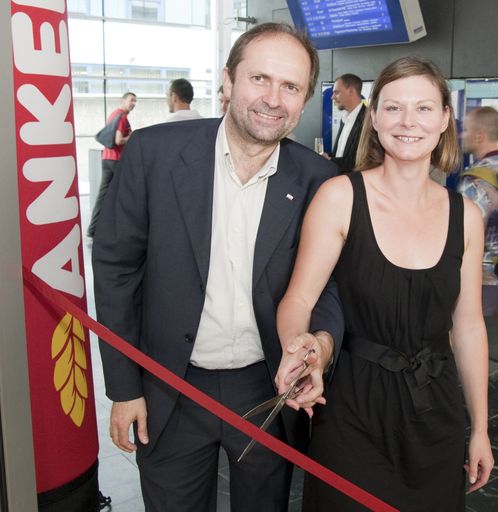 Stefan Pauer (Leiter Kommunikation, ÖBB-Infrastruktur Betrieb AG) und Mag. Barbara Rolinek (Leitung Direktvertrieb, Ankerbrot AG) durchschneiden gemeinsam das rote Band.