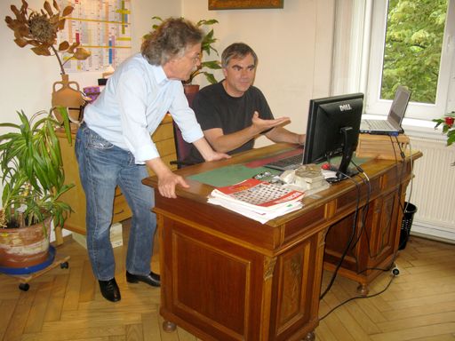 Vorschau Bild von "Die Herausgeber Michael Schnepf und Nils Jensen hinter dem Schreibtisch."