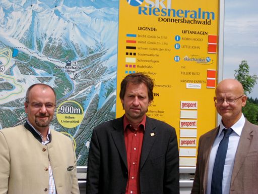 Vorschau Bild von Setzen mit "SAFE-R" neue Maßstäbe in der Unfallversorgung am Berg: (v.l.n.r.) Alexander Bauer (CEO Alpgarant), Bgm. Erwin Petz (GF Riesneralm) und Günter Unger (CFO Alpgarant)