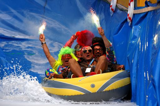 Auch Bürgermeister Peter Mitterer sammelte seine Matrosen um sich und bewies als Kapitän eine ausgezeichnete Kurventechnik beim Schlauchbootrennen.