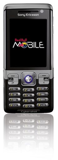  Alle Handys, die Red Bull MOBILE anbietet, sind darauf abgestimmt, den mobilen Zugang zu den vielen exklusiven Services ganz einfach zu ermöglichen - wie etwa das Sony Ericsson C702, das bei Red Bull X-Alps zum Einsatz kommt. Alle Handys haben eine speziell entwickelte Software zum direkten Upload von Bildern und Videos in Originalqualität in die online Red Bull MOBILE Community vorinstalliert. Zudem sind alle Red Bull MOBILE Handys mit hochwertigen Browsern zum schnellen Surfen im Internet ausgestattet.