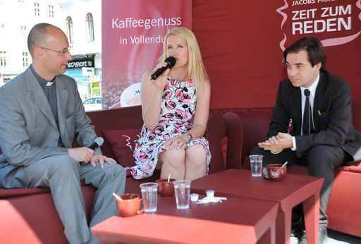 http://pressefotos.at/m.php?g=1&u=1&dir=200907&e=20090717_j&a=event
im Bild v.l.n.r.: Toni Faber (Dompfarrer zu St. Stephan), Claudia Stöckl (ORF Moderatorin, Botschafterin des guten Gesprächs), Rainer Novak (Redaktionsleiter "Die Presse am Sonntag")