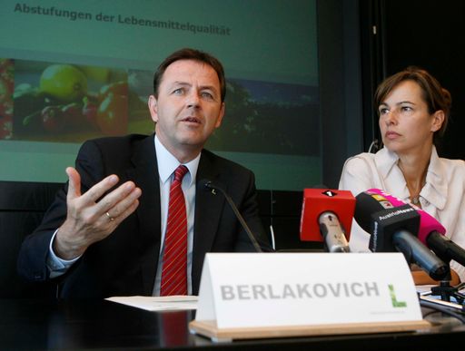 http://pressefotos.at/m.php?g=1&u=52&dir=200907&e=20090721_m&a=event
Die Definition von Lebensmittelqualität und Regionalität aus Sicht der Bevölkerung. v.l.n.r.: Niki Berlakovich (Landwirtschaftsminister), Sophie Karmasin (Markt- und Motivforscherin)