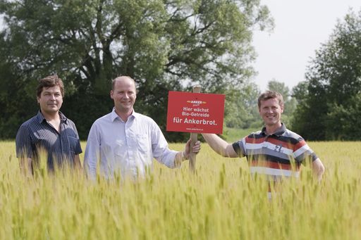 Die beiden Bio-Landwirte Harald Strassner (links) und Andreas Patschka (rechts) gemeinsam mit Peter Ostendorf (Mitte)