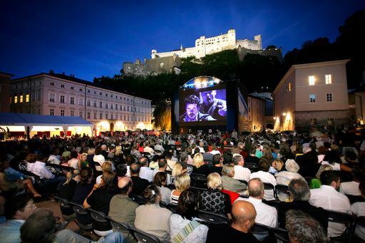 Opernhighlights kostenlos unter freiem Himmel direkt am Salzburger Kapitelplatz.