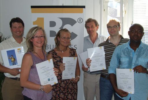  v.l.n.r.: Dr. Ronald Palleschitz, Geschäftsführung 1BC Business Education & Consulting GmbH, Absolventen des 1BC Self Study Lehrgangs Certified Financial Manager mit dem 1st Business Certificate
