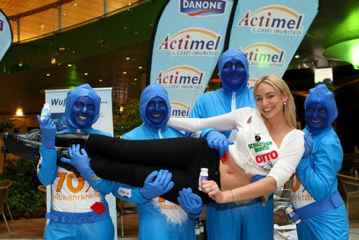 http://pressefotos.at/m.php?g=1&u=62&dir=200907&e=20090724_a&a=event Actimel verschickte 'Bussi aufs Bauchi' in Salzburg, im Bild: Simone Grießner (Vize-Miss Salzburg 2009) mit den Actimel-Pantomimen