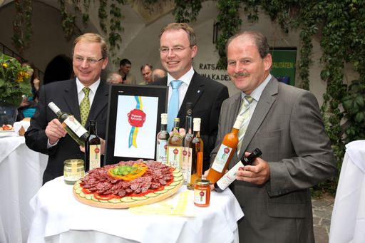 Partner für Niederösterreichs Bäuerinnen, Bauern und Konsumenten, im Bild v.l.n.r: HOFER- Generaldirektor Friedhelm DOLD, NÖ Agrarlandesrat Dr. Stephan PERNKOPF, Obmann Initiative Waldviertel LKR Ing. Eduard KÖCK.