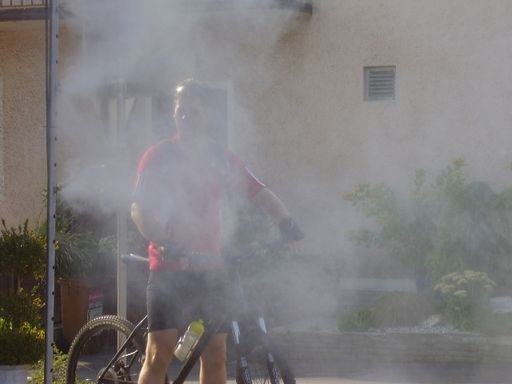  Angenehme Abkühlung in Freibereichen bei 30 Grad C für Sport - Senioren - Freibereiche zb. Gastgärten uvm. 
Im Bild: Radfahrer kühlt sich an einem Wasserrauchsystem
