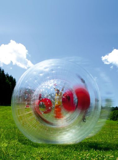 Bäuchlings auf dem "Hydrospeed" über Stromschnellen reiten, in einer Riesenkugel namens "Zorb" Purzelbäume schlagen, im Baumhaus Schlafstatt beziehen. Magische Momente vom Erlebnisprofi MYDAYS beflügeln den Abenteurergeist.