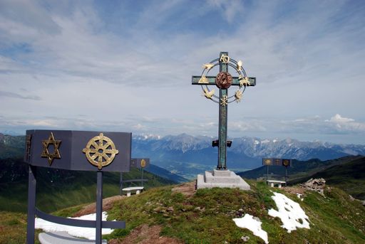 Die offizielle Einweihung des imposanten Gipfelkreuzes am kleinen Gilfert, einem einzigartigen Friedenssymbols, findet am 9. August 2009 statt.