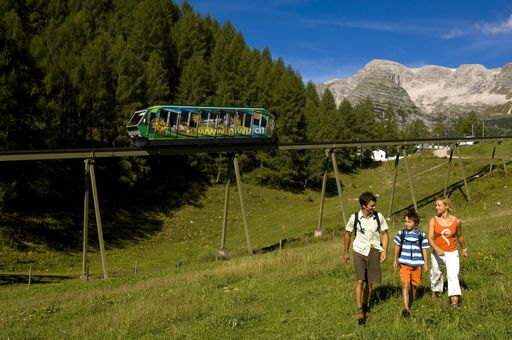  Mit der schnellsten Standseilbahn Europas genießen Almwanderer und Bergfexe, die im Besitz einer Pyhrn-Priel AktivCard sind, freie Fahrt auf die Wurzeralm in Spital am Pyhrn.