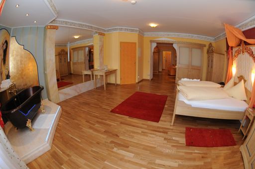 Vorschau Bild von Zwei Kaisersuiten, 16 Fürstensuiten und 20 neue Herzogzimmer rechtfertigten sicherlich die Erhebung des Schlosshotel Lacknerhof in den Adelsstand.