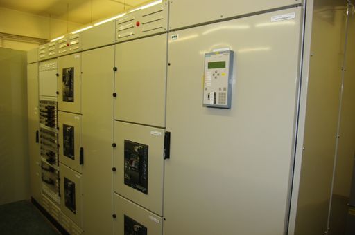 Theiss 400 V-TSK Schaltanlage 2: BEA Electrics brachte eine 400V TSK-Schaltanlage im Kraftwerkt Theiss auf den neuesten Stand der Technik. Dabei wurde die Niederspannungshauptverteilung inklusive Stromschienensystem zu den Transformatoren ausgetauscht.