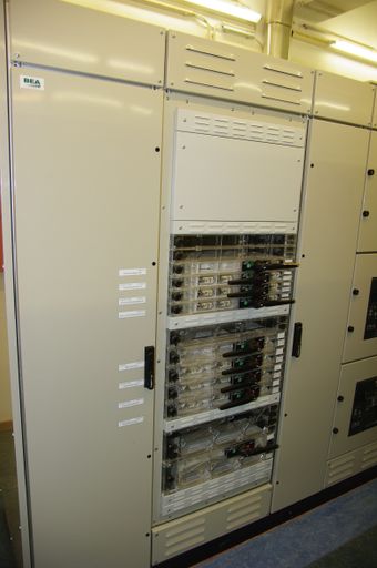 Vorschau Bild von Theiss 400V-TSK-Schaltanlage: Im Kraftwerk Theiss verwendete BEA Electrics Schaltanlagen, die sich durch einfache Neukonfiguration und Erweiterungsmöglichkeiten auch während des Betriebs auszeichnen.