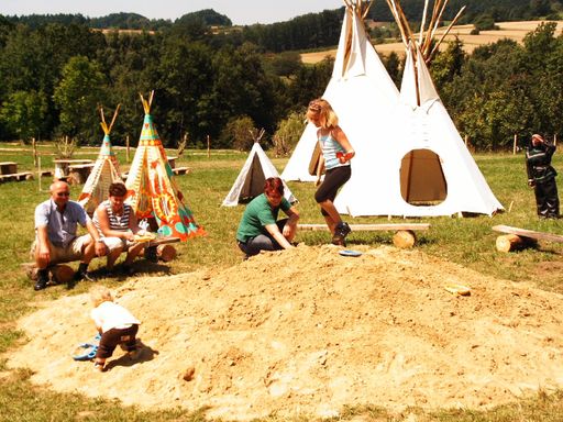 Familie Kulir im Indianerdorf