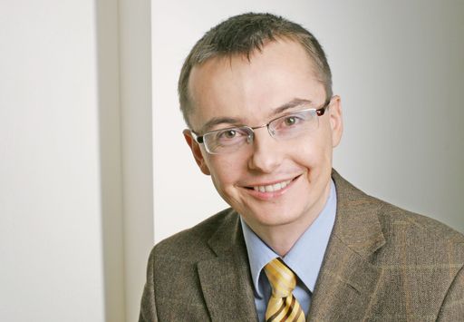 Vorschau Bild von Mag. Reinhard Rindler LLM (39) startete seine Karriere bei der BDO Auxilia Treuhand GmbH im Jahr 1996. Er ist spezialisiert auf Internationales Steuerrecht, Umsatzsteuer und Unternehmensbesteuerung mit Branchenfokus Einzelhandel, Elektrotechnik und Telekommunikation.